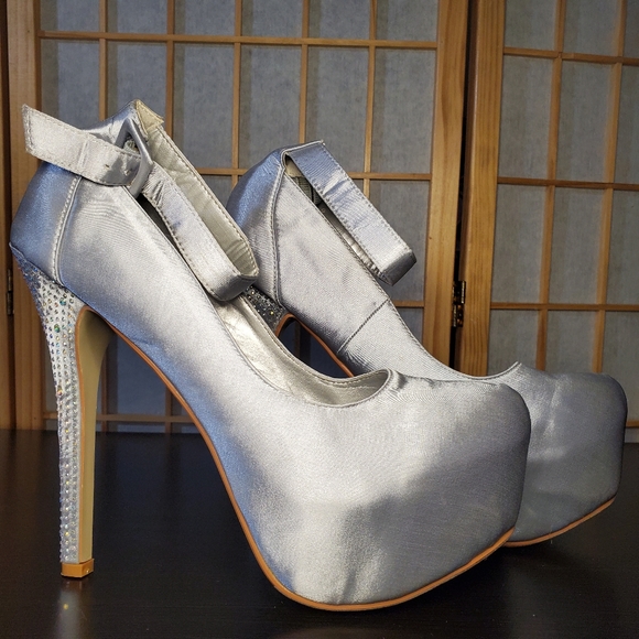 Shoes - Silver heels size 10